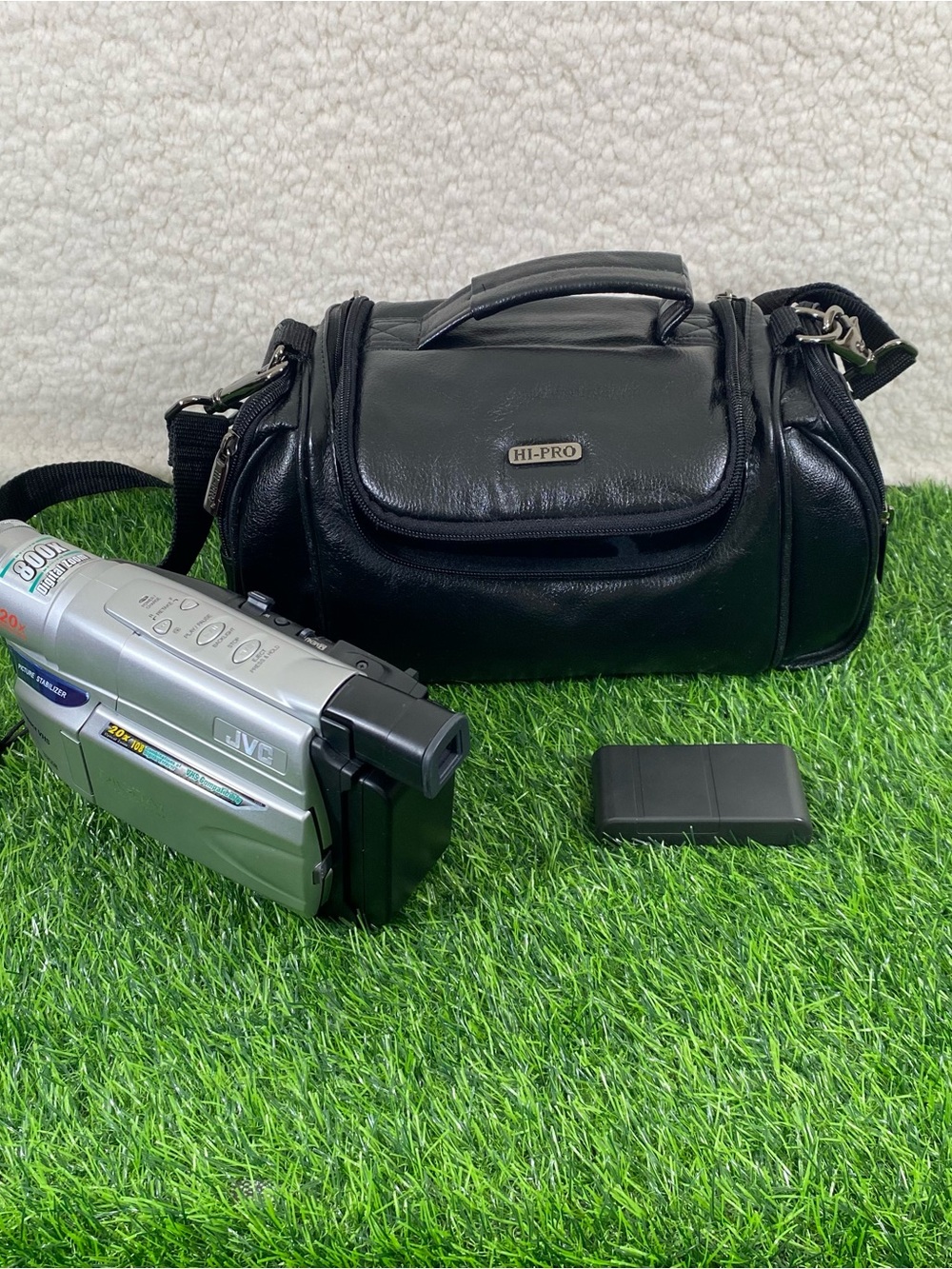 JVC VHS-C Camcorder 800x Digital Zoom Power Cord / Travel Case GR-AXM18U Tested